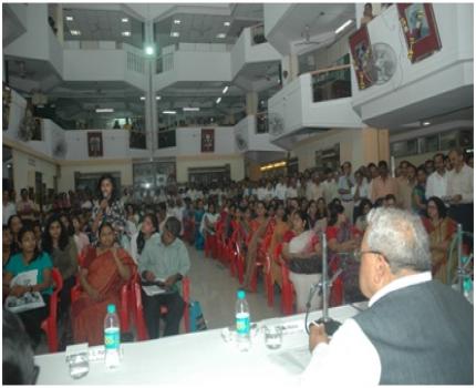 The minister interacts with youth on popularity and promotion of khadi