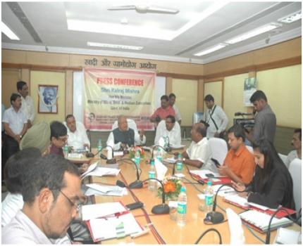 MSME Minister addresses the media persons at KVIC. 