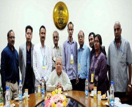 A delegation participating in festival of innovation meeting the Union Minister for Micro, Small and Medium Enterprises, Shri Kalraj Mishra