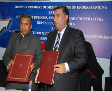 Shri K.H. Muniyappa, Hon’ble Minister (MSME) with Honourable Jangbahadoorsing Seetaram