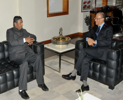 Shri K.H. Muniyappa, Hon’ble Minister (MSME) meeting Honourable Navinchandra Ramgoolam