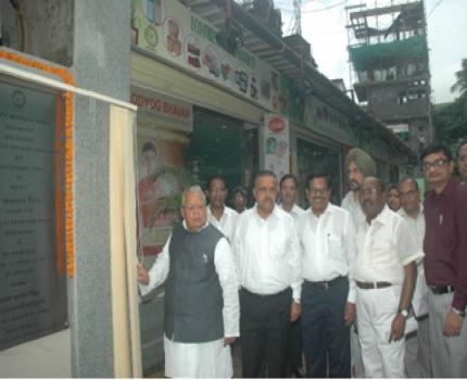 The minister unveils the plaque to inaugurate the renovated Khadi Bhavan at Gramodaya