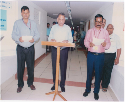 Shri Madhav Lal, Secretary, Ministry of MSME administering the Swachhata Shapath