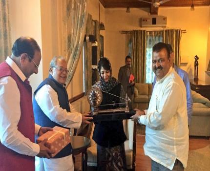 Shri Kalraj Mishra Honble Minister MSME being Felicitated by Honble CM of J&K Ms Mehbooba Mufti, Srinagar.